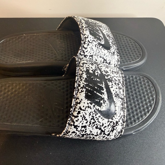 Nike Monochrome Slide Sandals - Picture 2 of 3